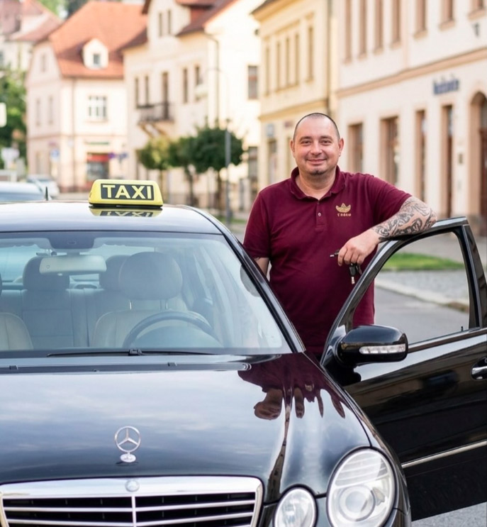 Řidič taxi před vozem v Luhačovicích